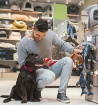 Um dono com o cão dentro de uma loja